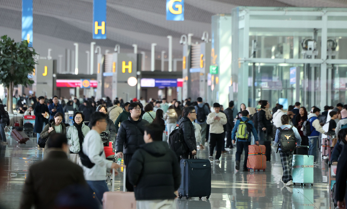 지난 12일 인천국제공항 출국장을 가득 채운&nbsp;여행객들. 뉴시스