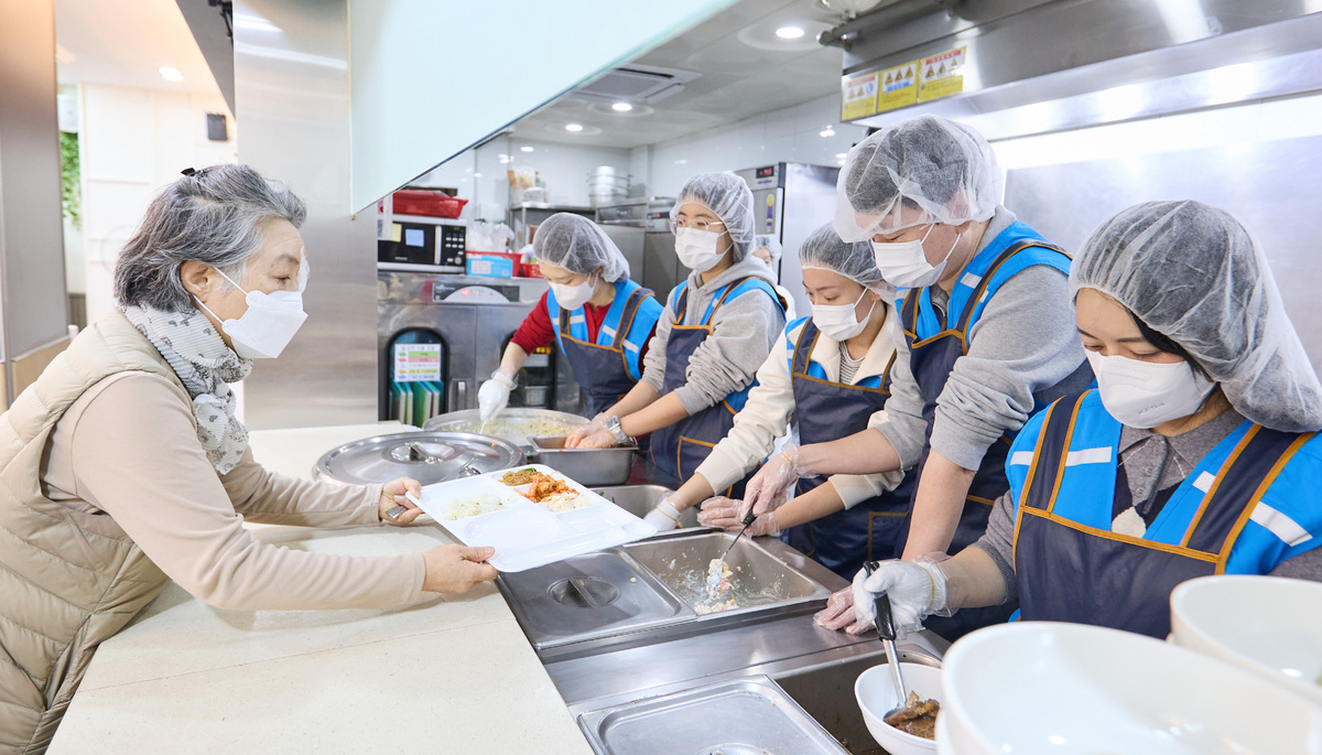 상미당홀딩스 임직원들이 어르신에게 배식을 하고 있다. 상미당홀딩스 제공