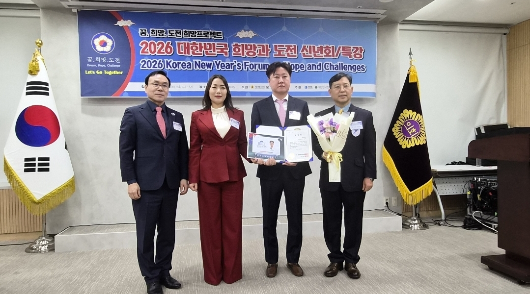 김영덕 원장(오른쪽에서 두 번쨰)이 국회문체위원회가 진행한 2026년 의료인 공로상 시상식에서 표창장을 받았다. 국회문체위원회 제공