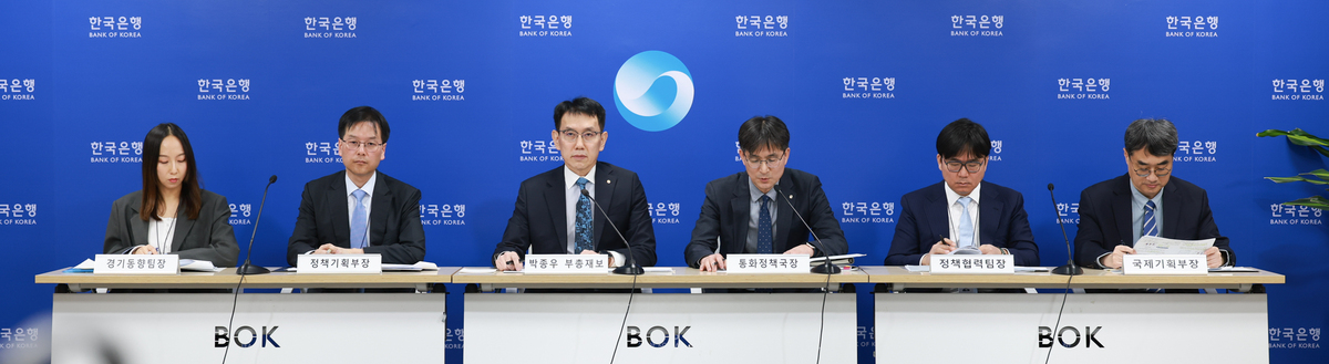 지난 12일 서울 중구 한국은행에서 열린 통화신용정책보고서(2026년 3월) 기자설명회에서 박종우(왼쪽에서 세번째) 부총재보가 브리핑하고 있다. 한국은행 제공