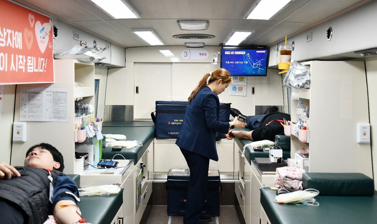 한미약품그룹 직원이 사랑의 헌혈 캠페인에 참여하고 있다. 한미약품 제공