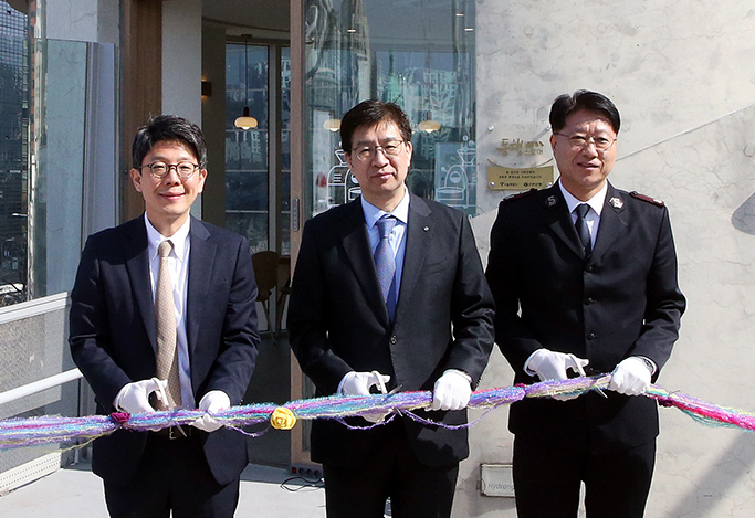 25일 서울로7017에서 진행한 ‘동행스토어’ 3호점 ‘카페 이음’ 개점식에서 강영홍 신한은행 경영지원그룹장(가운데), 김병민 서울특별시 정무부시장(왼쪽), 장경환 서울노숙인시설협회장이 기념촬영을 하고 있다. 신한은행 제공