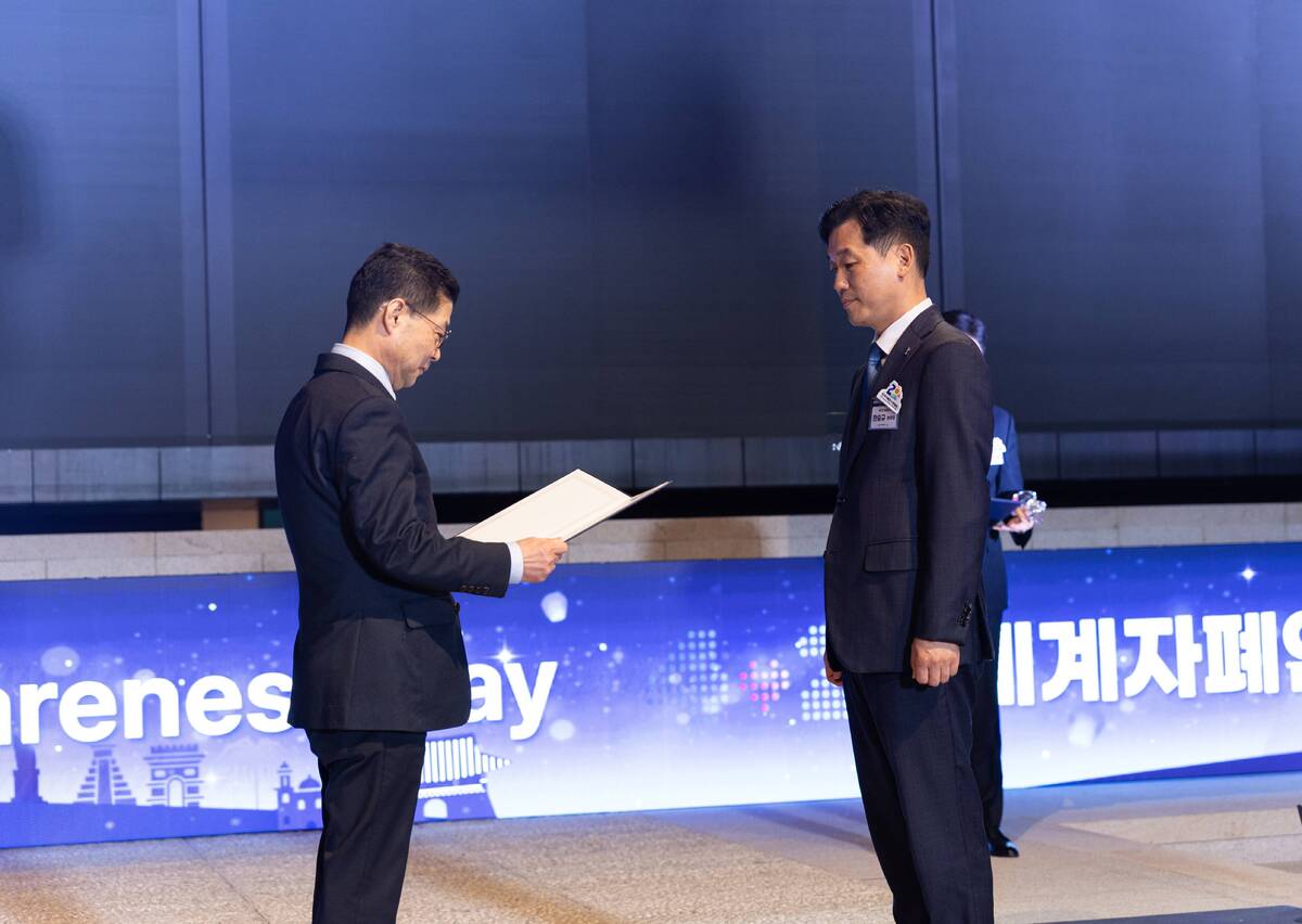 한승규 KGC 미래전략본부장(오른쪽)이 ‘세계 자폐인의 날’&nbsp;행사에서 보건복지부장관 표창을 수상하고 있다. KGC 제공