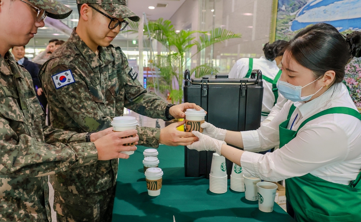 6일 서울 용산구 국방부 청사에서 스타벅스 파트너들이 국군장병에게 따뜻한 커피를 제공하고 있다. 스타벅스 코리아 제공