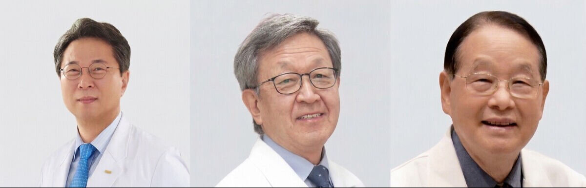 제34회 JW중외박애상 수상자인 신응진 순천향대학교 부천병원 교수, JW중외봉사상 수상자인 전성훈 서울아산병원 교수, 의료법인 한마음의료재단 하나병원 박중겸 이사장(왼쪽부터)이 기념사진을 찍고 있다. JW중외제약 제공