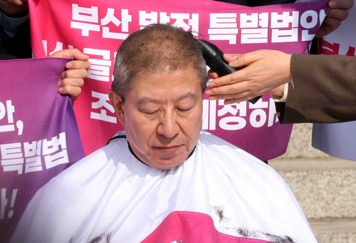 박형준 부산시장이 지난달 23일 오전 서울 여의도 국회 본청계단에서 열린 부산 글로벌허브도시특별법 관련 긴급기자회견에서 삭발을 하고 있다. 뉴시스