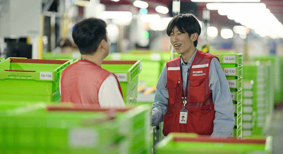 광주첨단물류센터에서 출고팀 현장 관리자로 일하는 배희재 씨(오른쪽)가 동료와 대화하고 있다. 쿠팡 제공