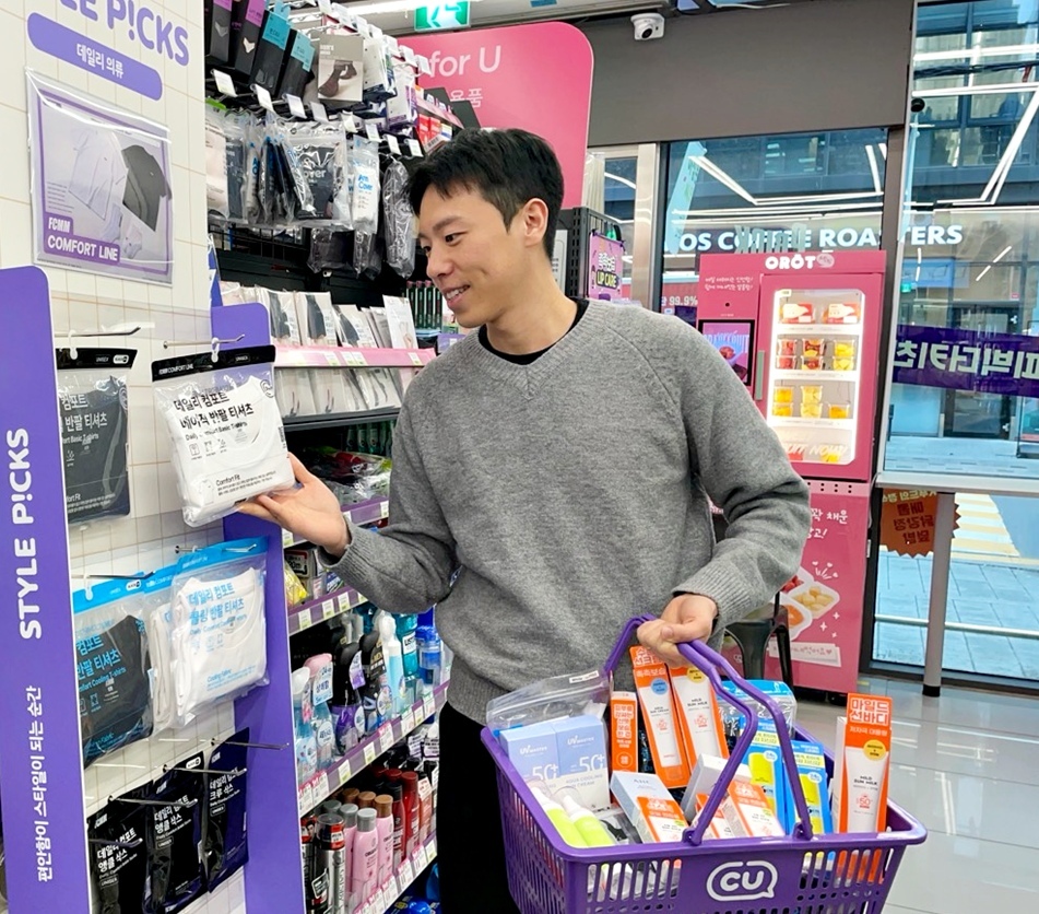 모델이 CU&nbsp;매장에서 반팔 티셔츠를 살펴보고 있다. BGF리테일 제공