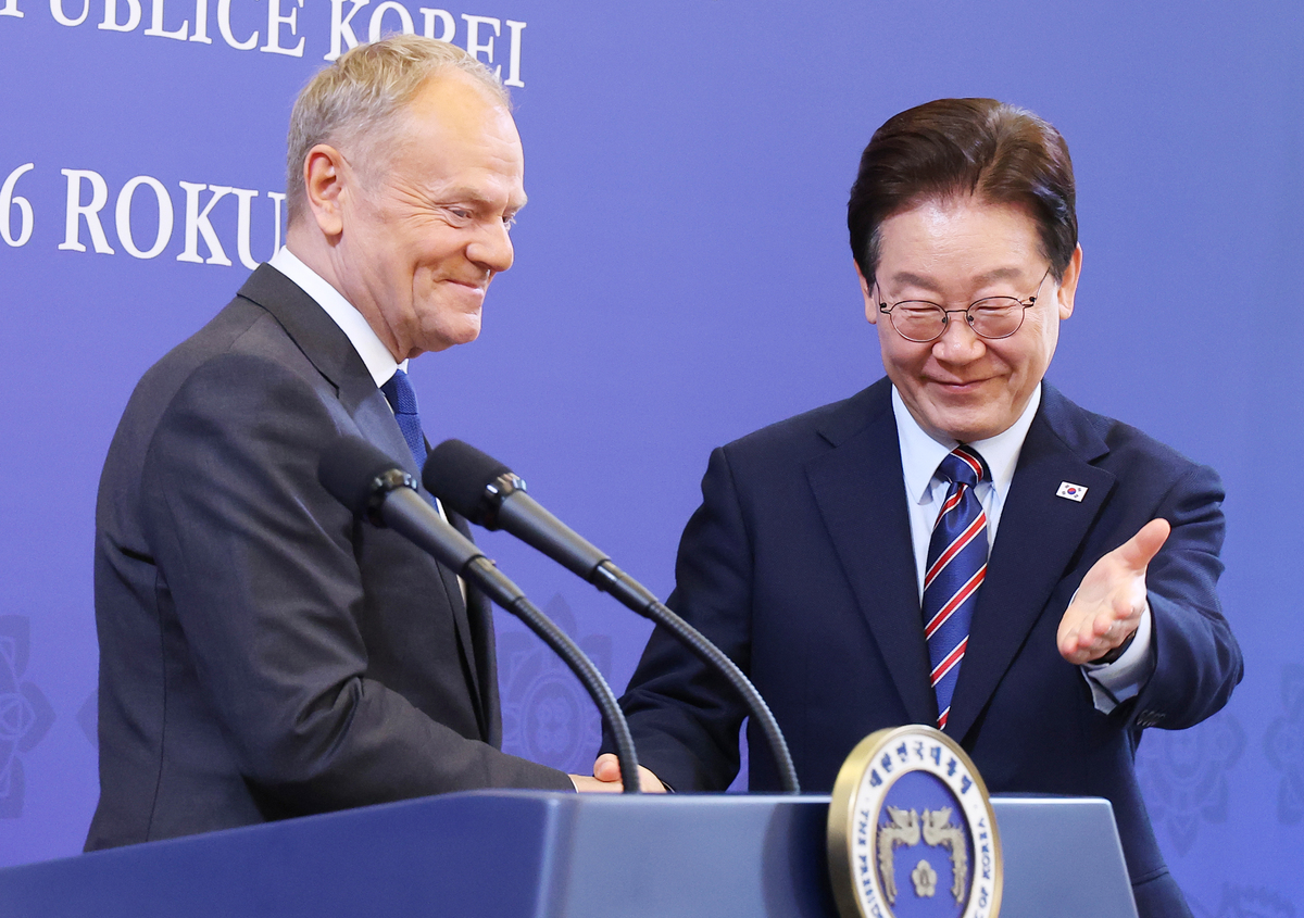 이재명 대통령이 13일 청와대에서 도날드 투스크 폴란드 총리와 한-폴란드 공동언론발표를 마친 뒤 자리 안내를 하고 있다. 뉴시스