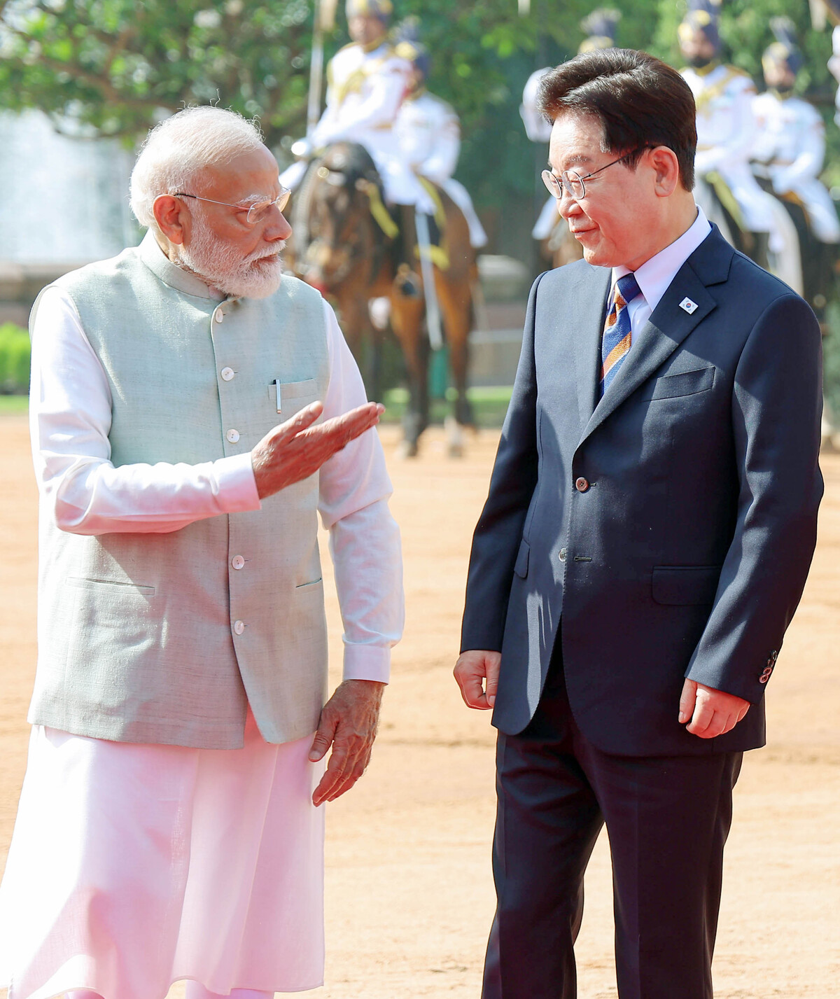 인도를 국빈 방문 중인 이재명 대통령이 20일 뉴델리 대통령궁 광장 라슈트라바티 바반에서 열린 공식 환영식에서 나렌드라 모디 인도 총리와 대화하고 있다. 뉴시스