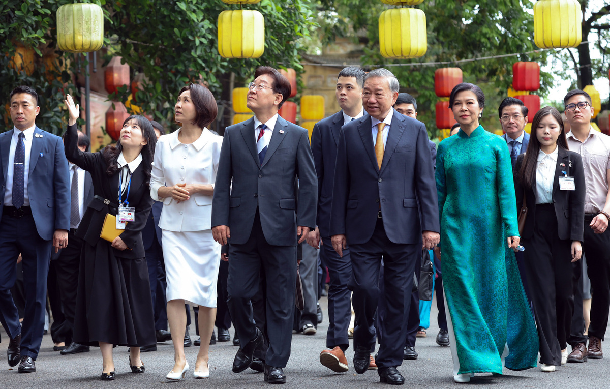 이재명 대통령과 김혜경 여사가 24일(현지 시간) 유네스코 세계 문화유산으로 등재된 베트남 하노이 탕롱황성을 방문해 또 럼 당 서기장 겸 국가주석, 응오 프엉 리 여사와 탕롱황성을 둘러보고 있다. 뉴시스