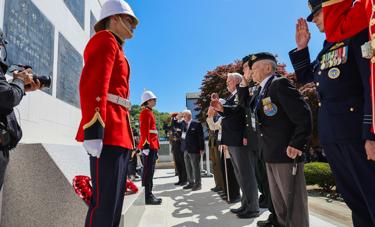 24일 경기 가평군 영연방참전기념비에서 열린 제75주년 영연방 가평전투 기념식에서 영연방 참전용사들이&nbsp;헌화 후 경례하고 있다. 국가보훈부 제공
