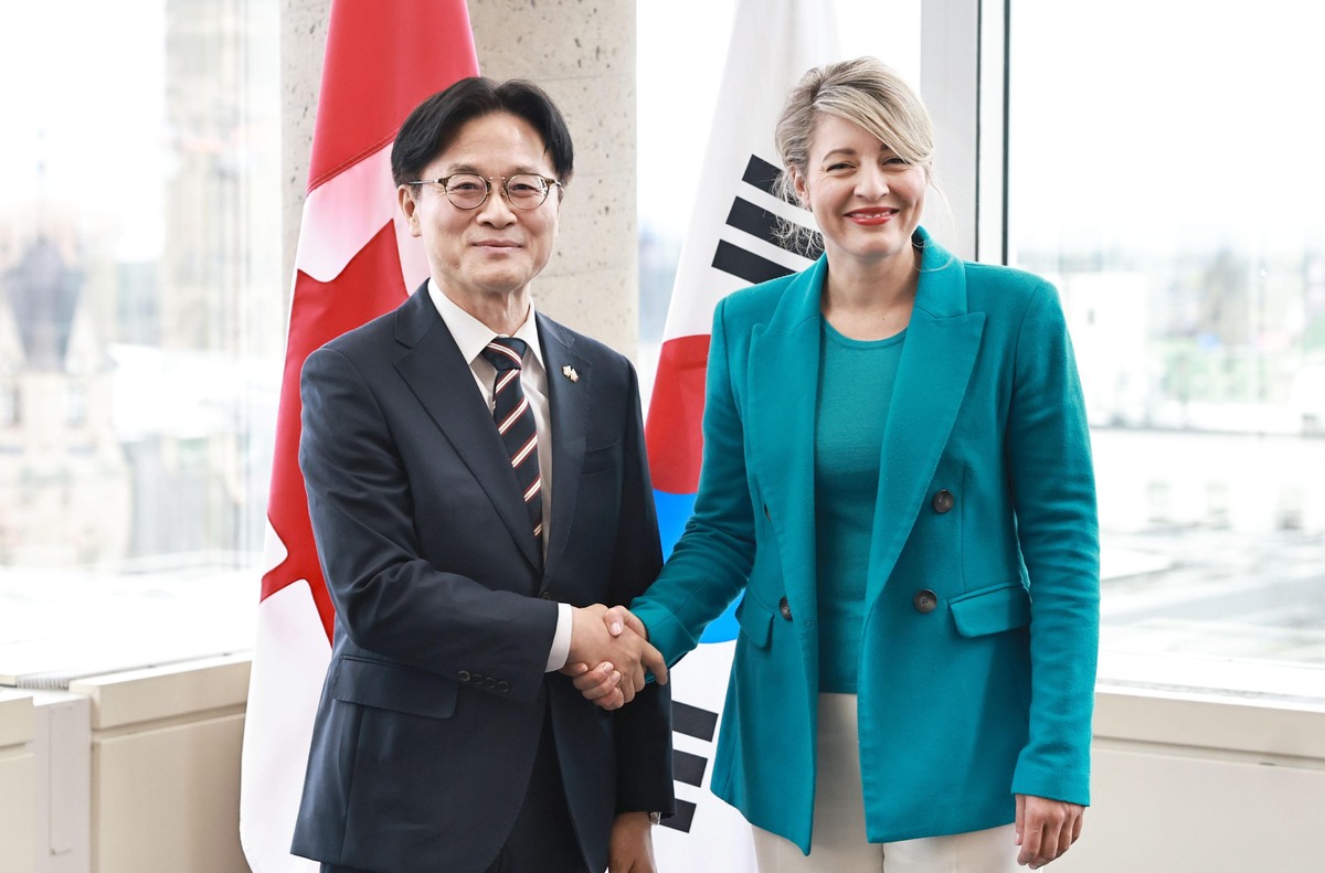김정관 산업통상부 장관이 7일&nbsp;미국 워싱턴 DC 인근 덜레스 국제공항에서 대미 투자에 관해 말했다. 사진은 전날&nbsp;캐나다 오타와에서 멜라니 졸리 캐나다 산업부 장관과 면담에 앞서 악수하는 김 장관.&nbsp;산업통상부 제공