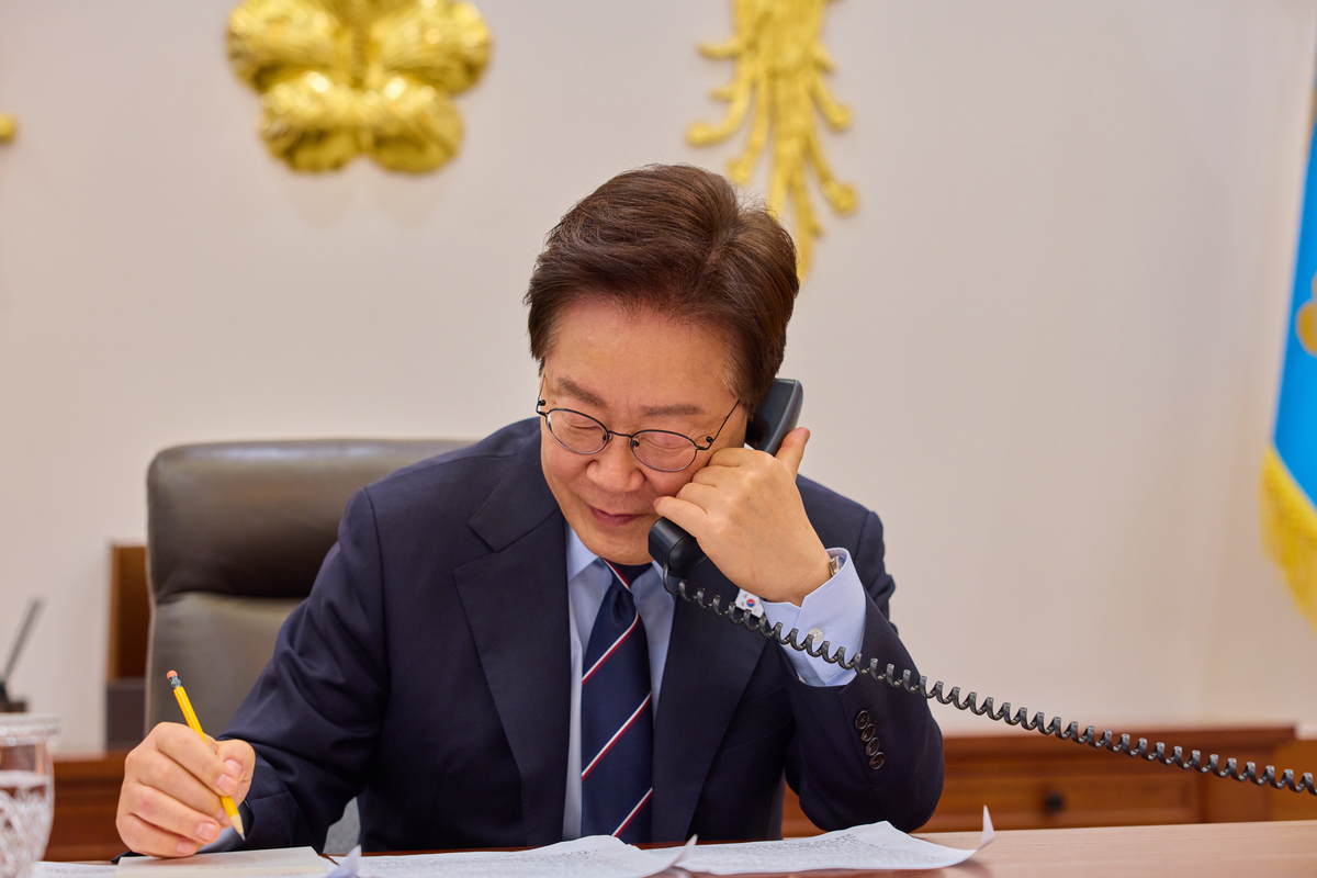 이재명 대통령이 지난 8일 청와대 본관 집무실에서 마크 카니 캐나다 총리와 전화 통화를 하고 있다. 청와대 제공