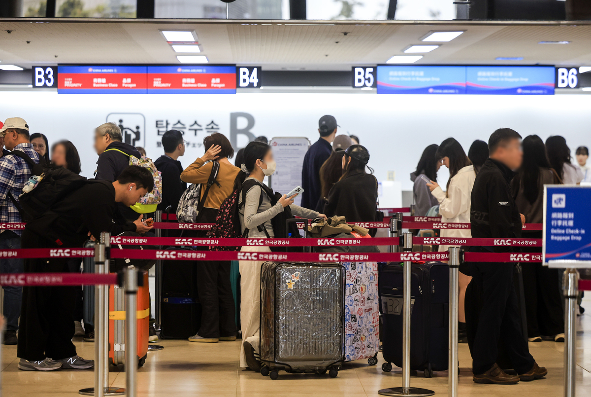 지난 4일 서울 강서구 김포국제공항 국제선을 찾은 여행객들이 출국 수속을 위해 줄 서 있다. 뉴시스