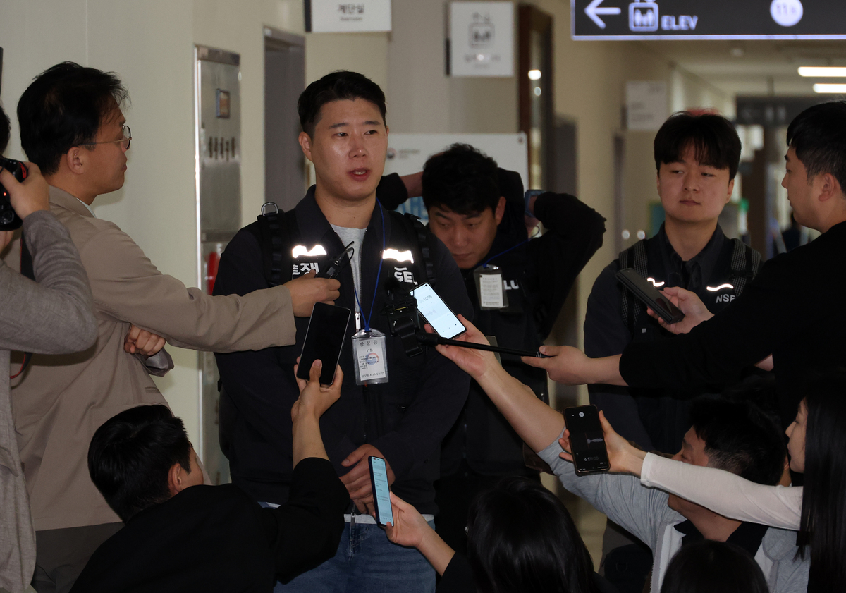 11일 삼성전자 노조 대표로 초기업노동조합 삼성전자 지부 최승호 위원장이 사후조정 절차가 열리는 세종시 정부세종청사 중노위에 도착해&nbsp;취재진 질문에 답고 있다. 뉴시스