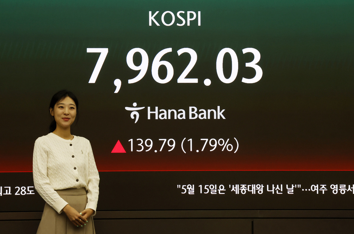 코스피가 전 거래일보다 131.17포인트(1.68%) 상승한 7953.41에 개장한 12일 오전 서울 중구 하나은행 딜링룸 전광판에 지수가 표시되고 있다. 뉴시스