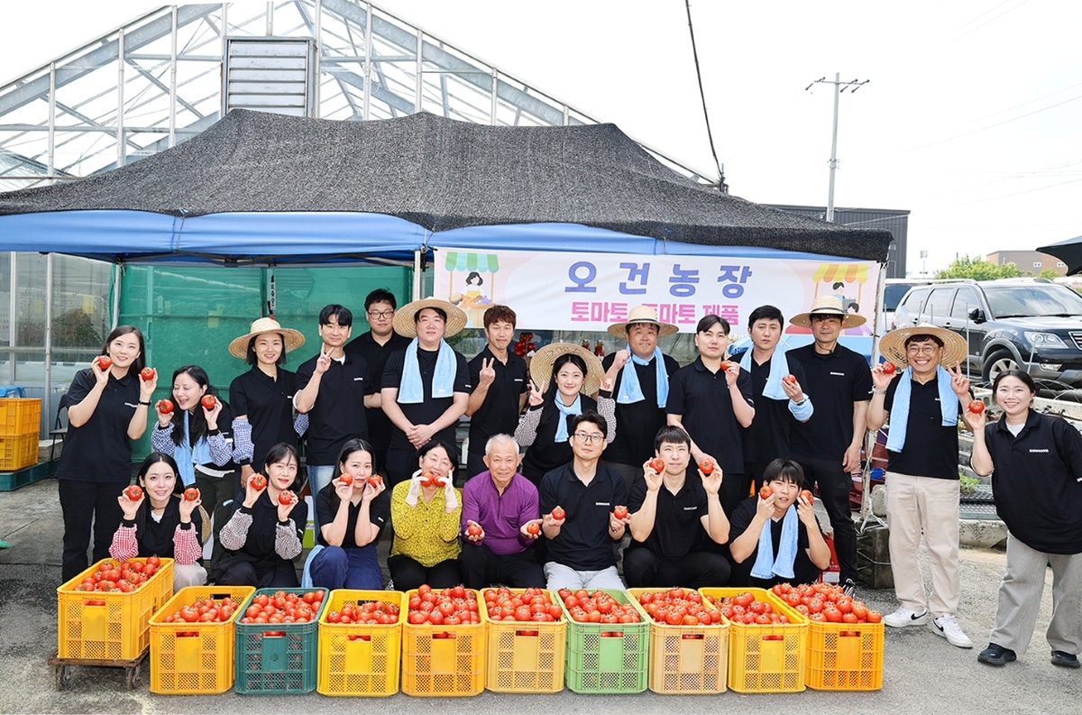시몬스 임직원으로 구성된 사내 자원봉사단 ‘쉼표 프로젝트’ 단원들이 본사 인근 토마토 농가인 오건농장에서 일손 돕기를 마친 뒤 기념사진을 찍고 있다. 시몬스 제공