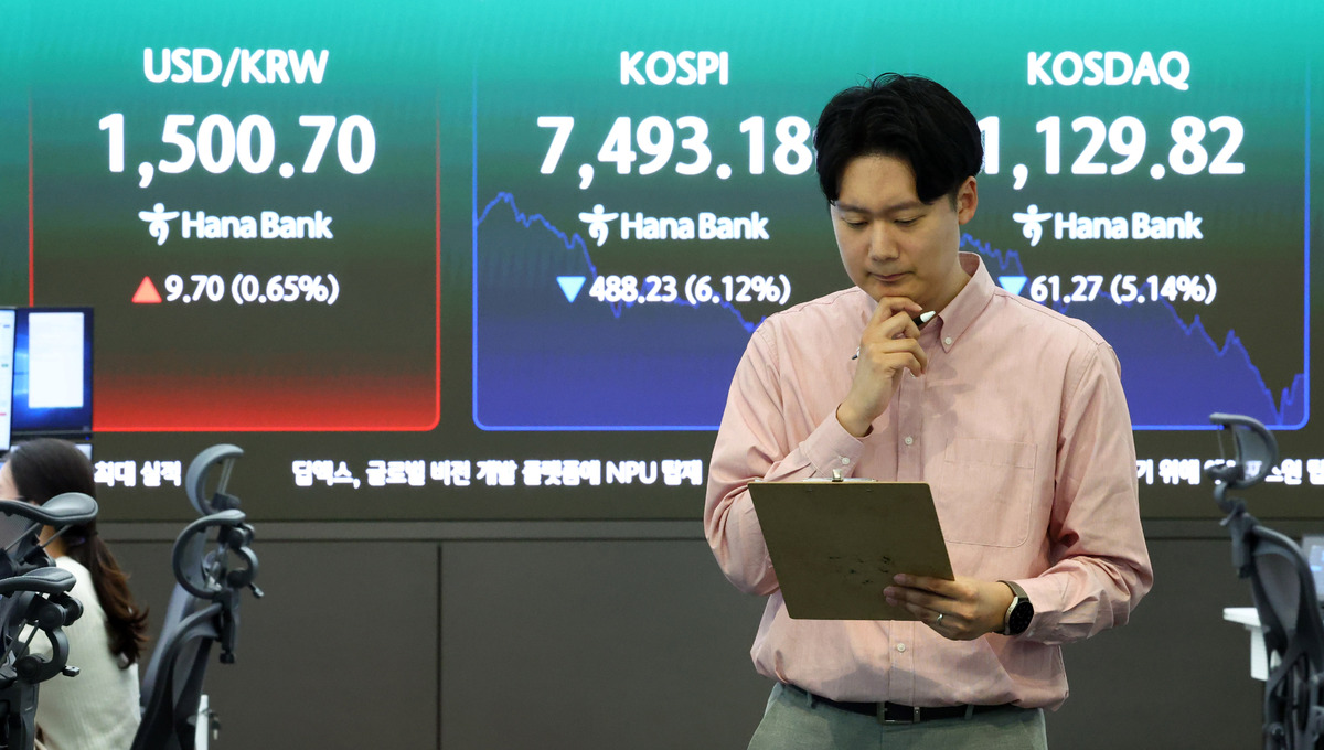 15일 서울 중구 하나은행 딜링룸 전광판에 코스피 등이 표시돼 있다. 뉴시스