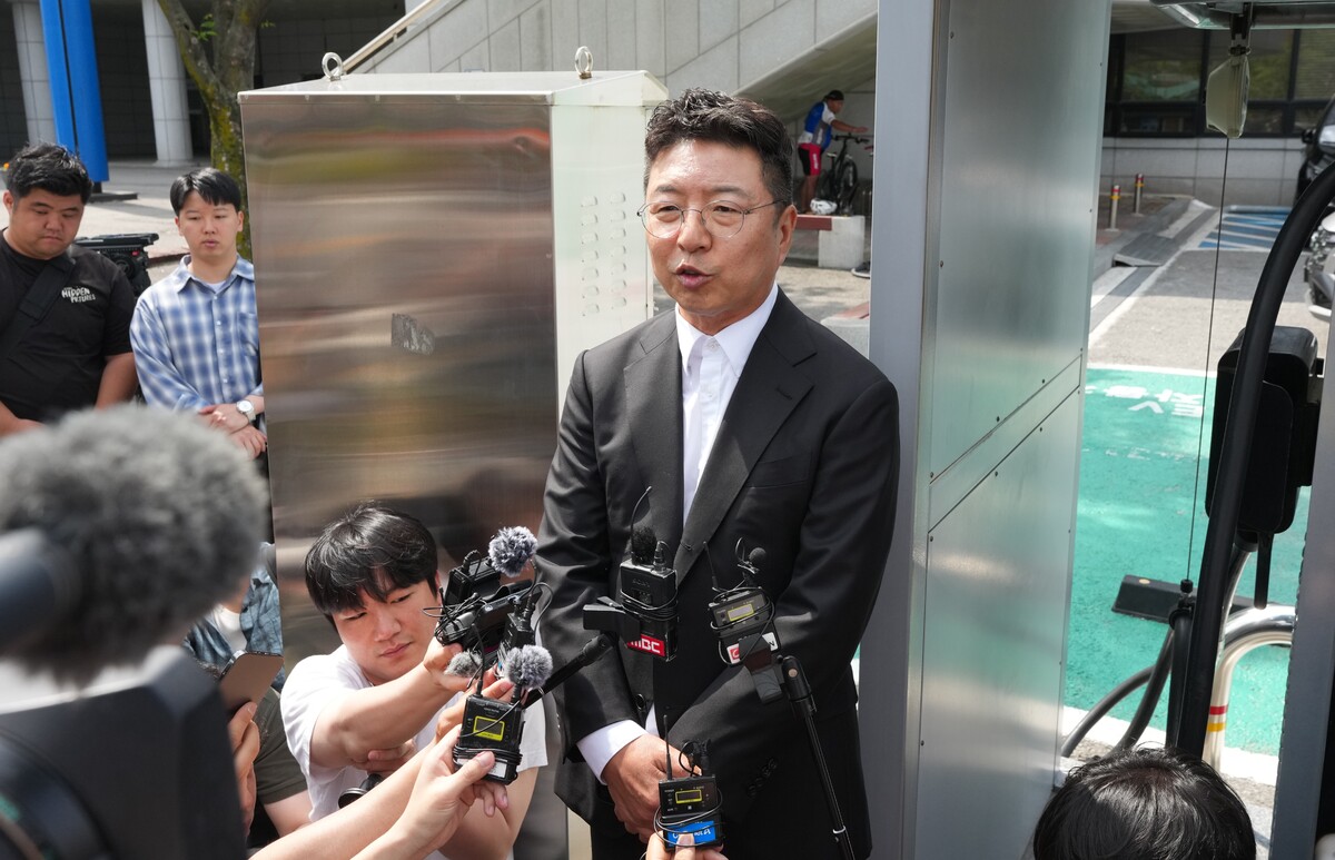 김수완 이마트그룹 총괄부사장이 19일 오전 광주 서구 5·18기념문화센터 앞에서 탱크데이 이벤트 논란과 관련한 입장을 밝히고 있다. 뉴시스