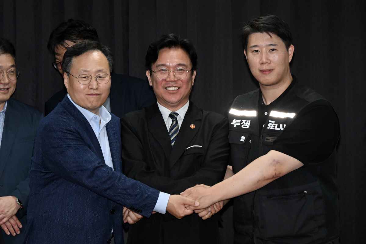 삼성전자 노사 협상이 잠정 합의된 지난 20일 경기도 수원시 장안구 경기지방고용노동청에서 김영훈 고용노동부 장관, 최승호 삼성전자 노조 공동투쟁본부 위원장, 여명구 DS(디바이스솔루션·반도체 사업 담당) 피플팀장이 손을 맞잡고 있다. 뉴시스