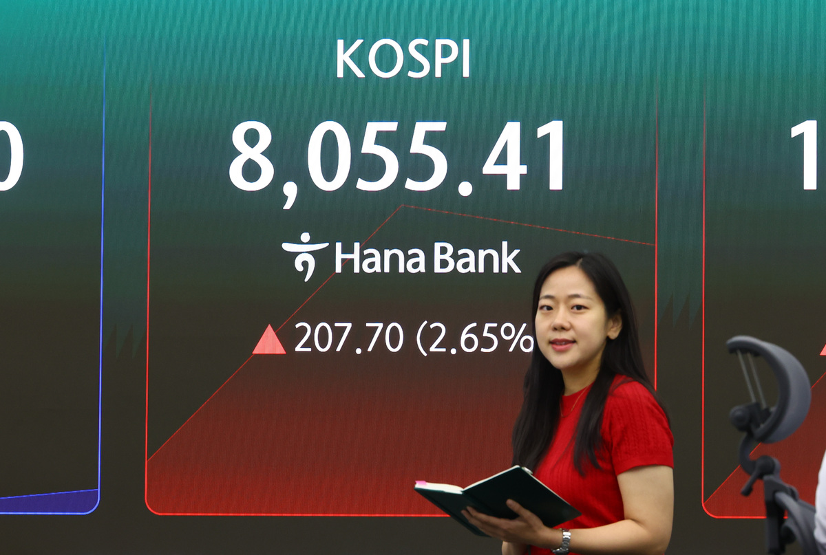 코스피가 전 거래일보다 223.20포인트(2.84%) 상승한 8070.91에 개장한 26일 오전 서울 중구 하나은행 딜링룸에 지수가 표시돼 있다. 뉴시스