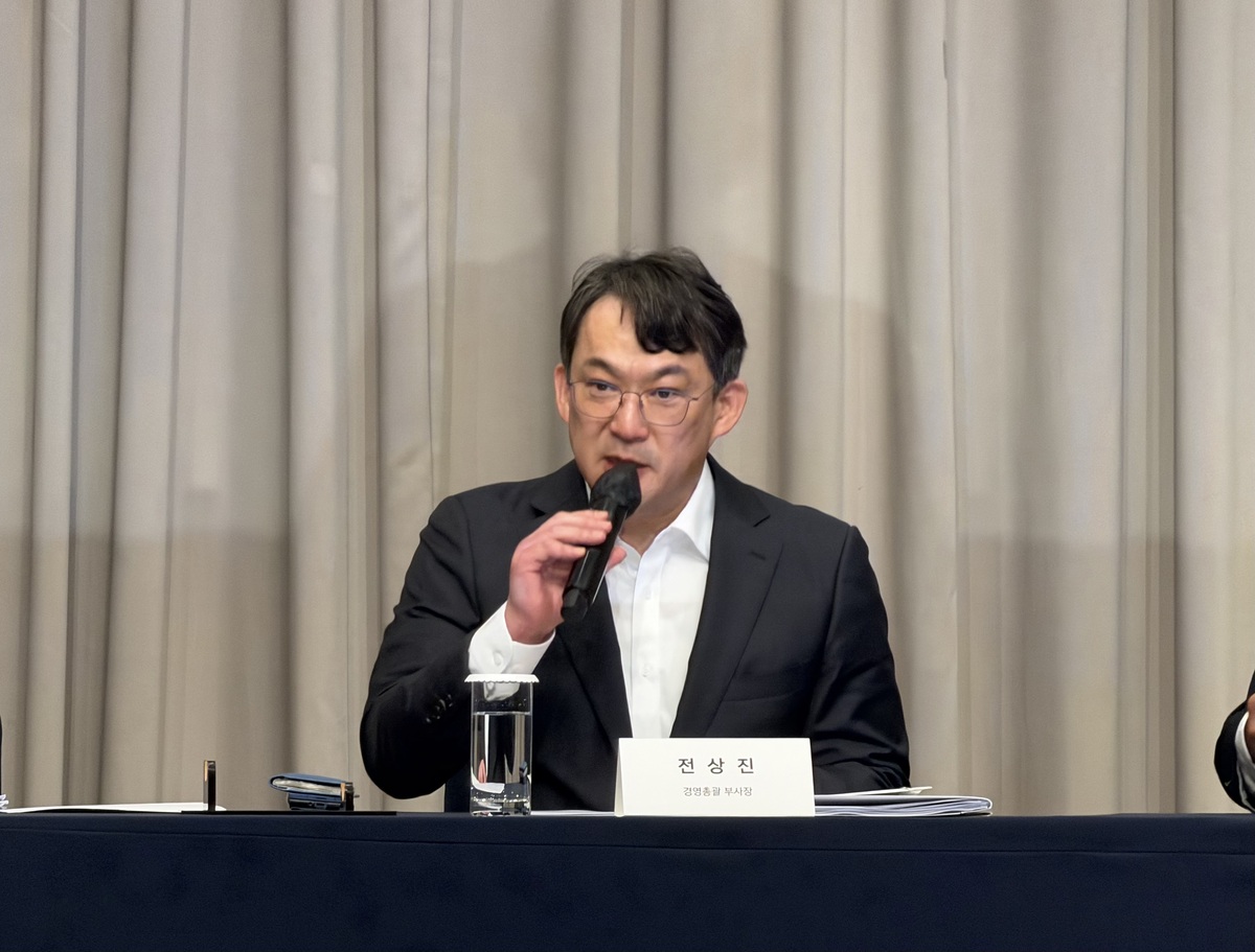 전상진 신세계그룹 경영총괄 부사장이 스타벅스 코리아 마케팅 경위 조사 결과를 발표하고 있다. 이화연 기자