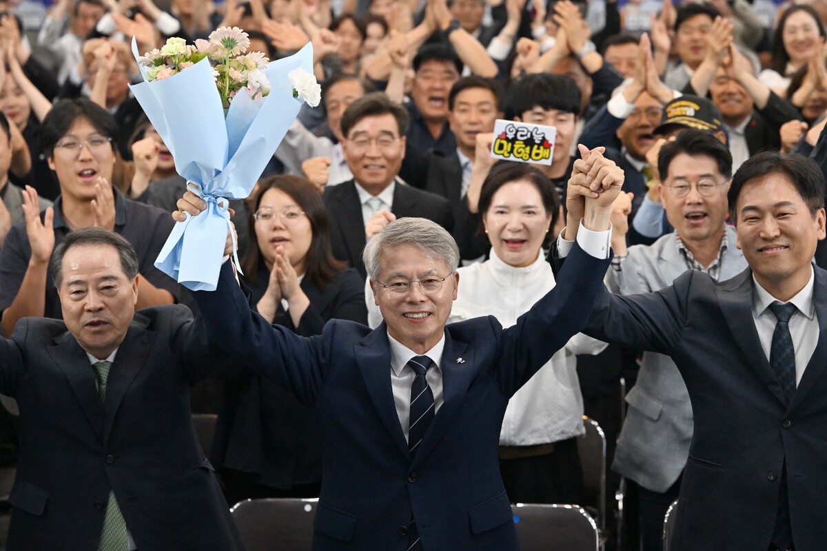 민형배 더불어민주당 전남광주통합특별시장 후보가 3일 오후 광주 서구 자신의 선거사무소에서 지지자들로부터 당선 확실을 축하받고 있다. 뉴시스