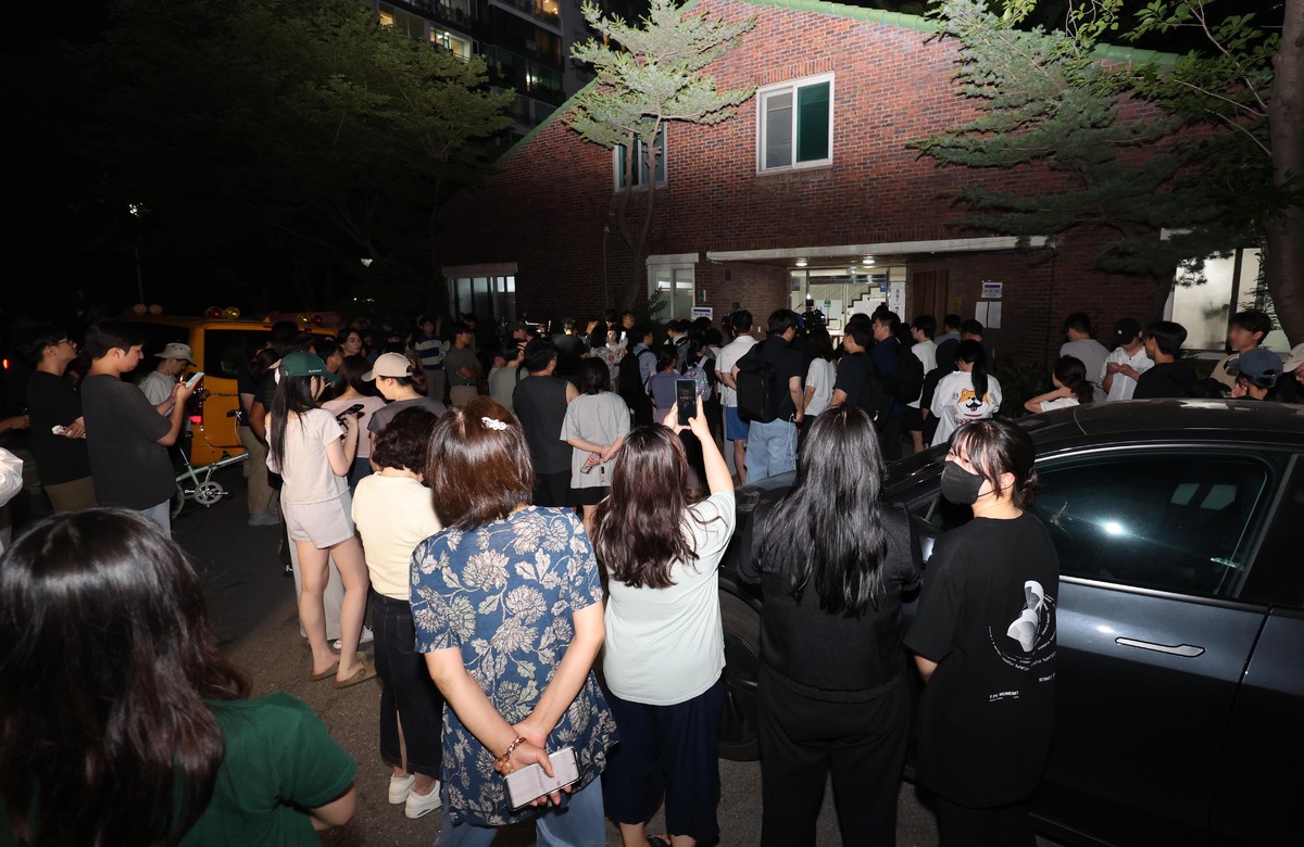 제9회 동시지방선거일인 3일 오후 투표용지 부족으로 투표시간이 연장된 서울 송파구 잠실7동 제2투표소 앞에 시민들이 모여 있다. 뉴시스