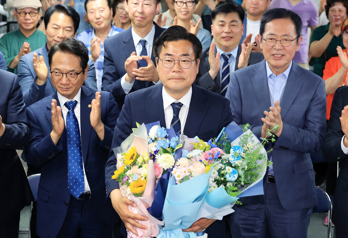 박찬대 더불어민주당 인천시장 후보가 4일 인천 미추홀구 선거사무소에서 당선이 확실시되자 지지자들로부터 축하를 받고 있다. (공동취재)