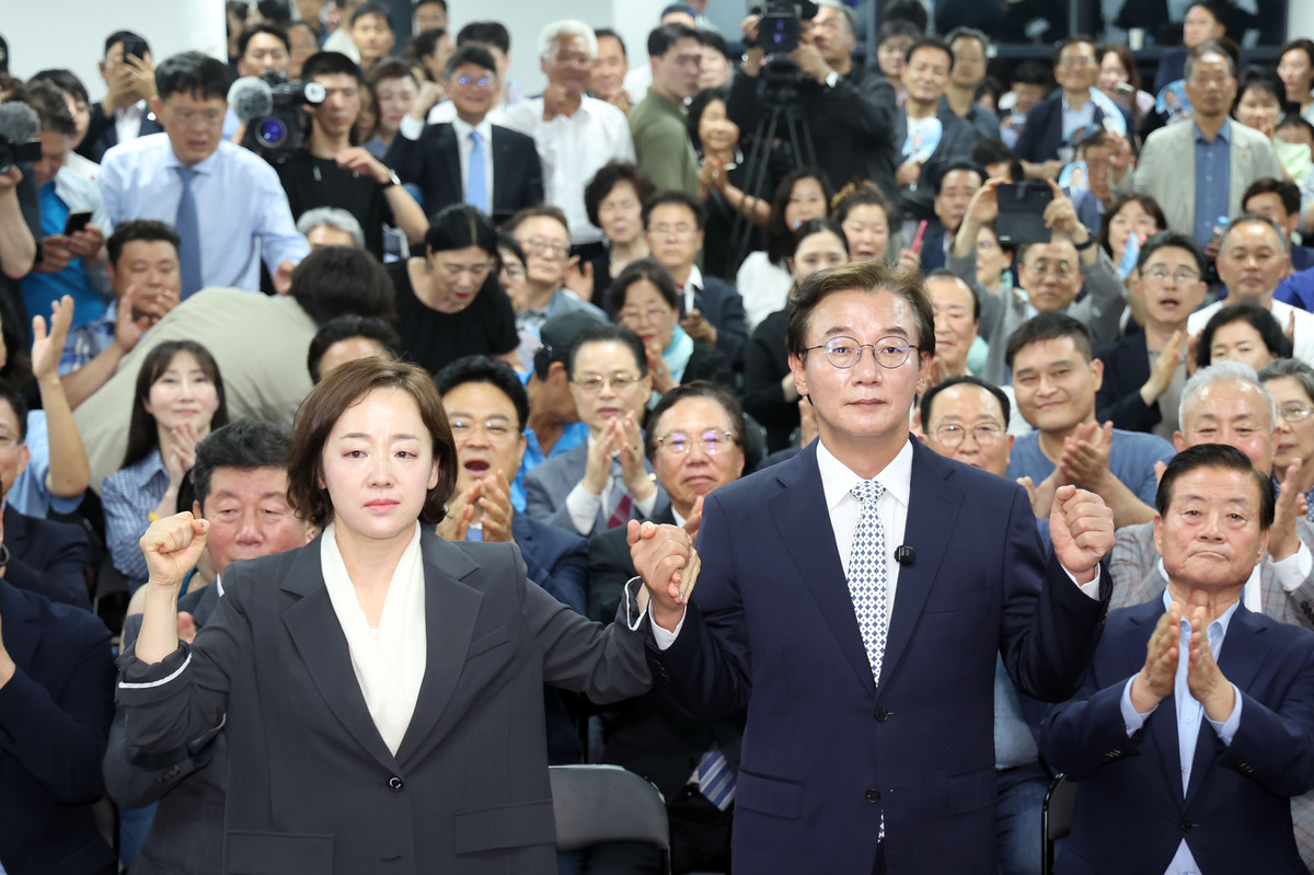 제9회 전국동시지방선거 부산시장 선거에 출마한 전재수 더불어민주당 후보가 4일 부산 부산진구 자신의 선거사무소에서 당선이 확실해지자 아내와 함께 포즈를 취하고 있다. [사진=뉴시스]