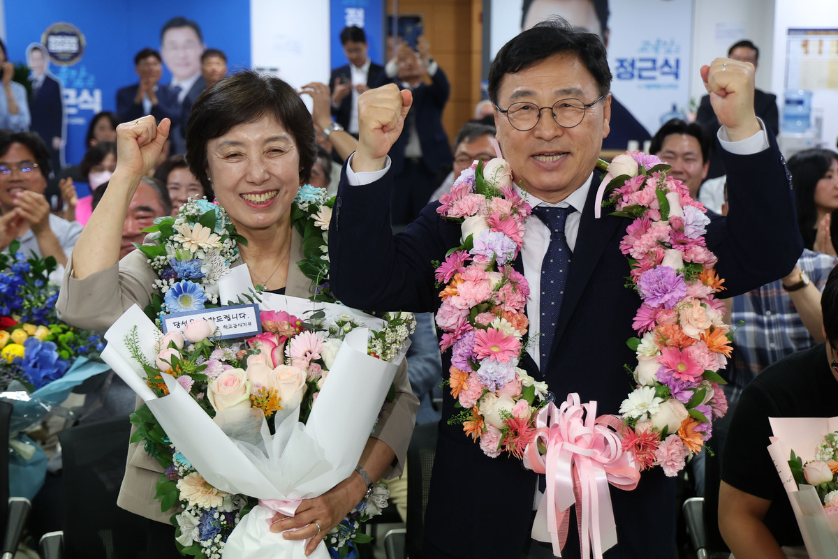 정근식 서울시교육감 후보가 4일 서울 종로구 소재 선거캠프에서 제9회 전국동시지방선거 서울시교육감 당선이 유력시 되며 배우자 은영 씨와 세레머니를 하고 있다. [사진=뉴시스]