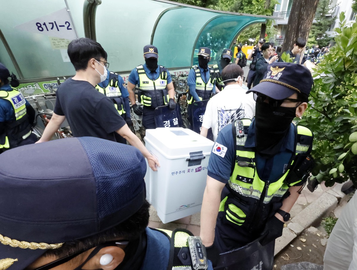 5일 오전 서울 송파구 잠실7동 제2투표소에서 투표함이 반출되고 있다. 뉴시스