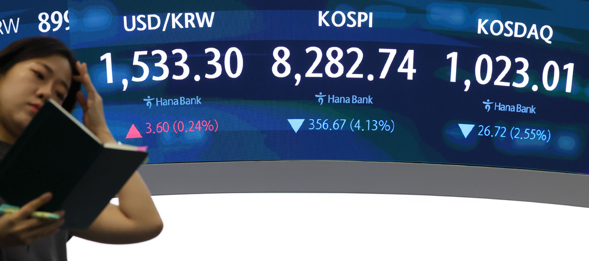 5일 오전 서울 중구 하나은행 딜링룸 전광판에 지수가 표시되고 있다. 뉴시스