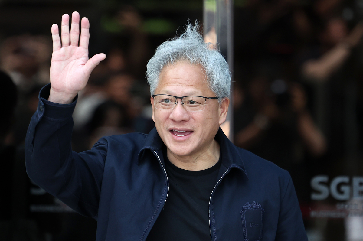 젠슨 황 엔비디아 CEO가 5일 서울 강서구 서울김포비즈니스항공센터를 통해 입국하며 한국 팬들에게 인사하고 있다. 뉴시스