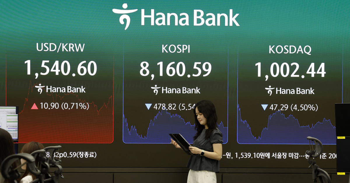 코스피가 전 거래일보다 478.82포인트(5.54%) 내린 8160.59에 마감한 5일 오후 서울 중구 하나은행 딜링룸 전광판에 지수가 표시돼 있다. 뉴시스