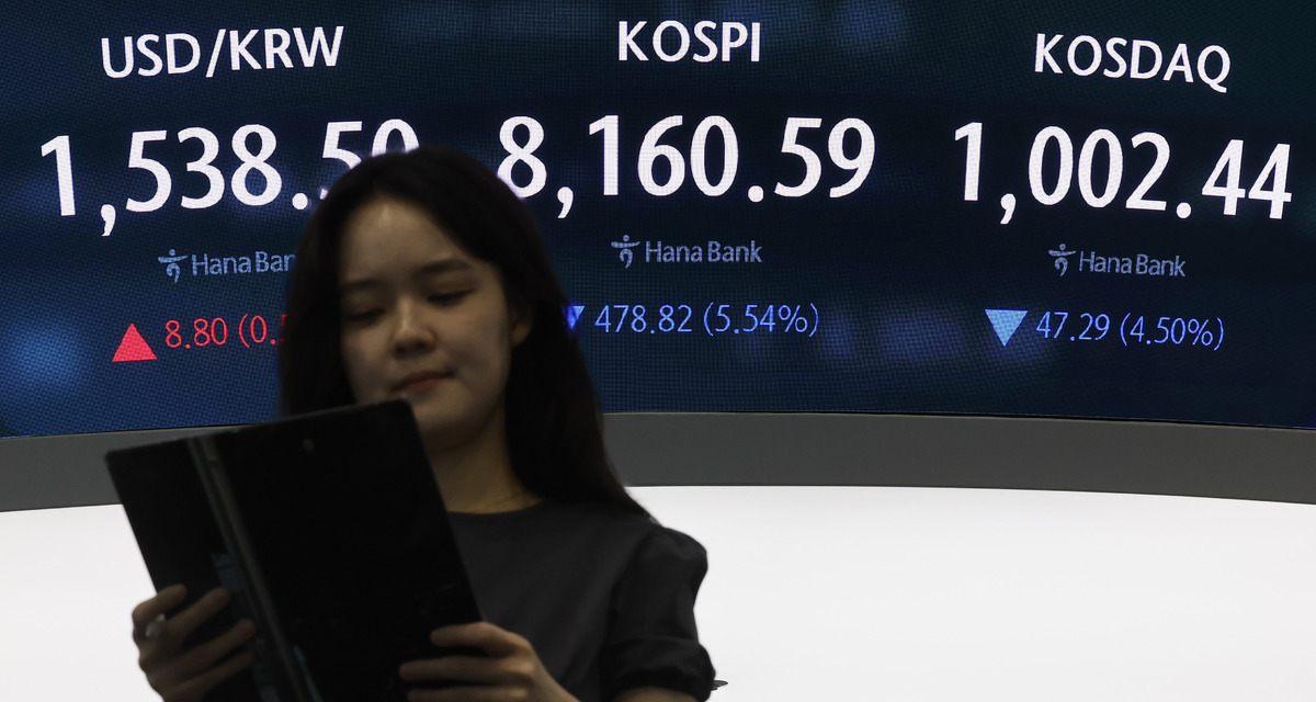 코스피가 전 거래일보다 478.82포인트(5.54%) 내린 8160.59에 마감한 지난 5일 오후 서울 중구 하나은행 딜링룸 전광판에 지수가 표시돼 있다. 뉴시스