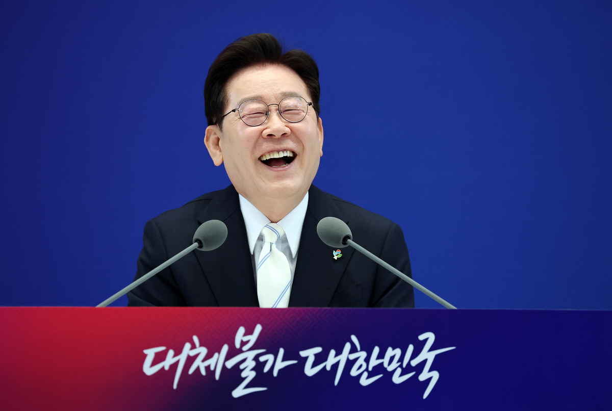 이재명 대통령이 8일 청와대 영빈관에서 열린 취임 1주년 기자회견 ‘대체불가 대한민국’에서 발언하며 환하게 웃고 있다. 뉴시스