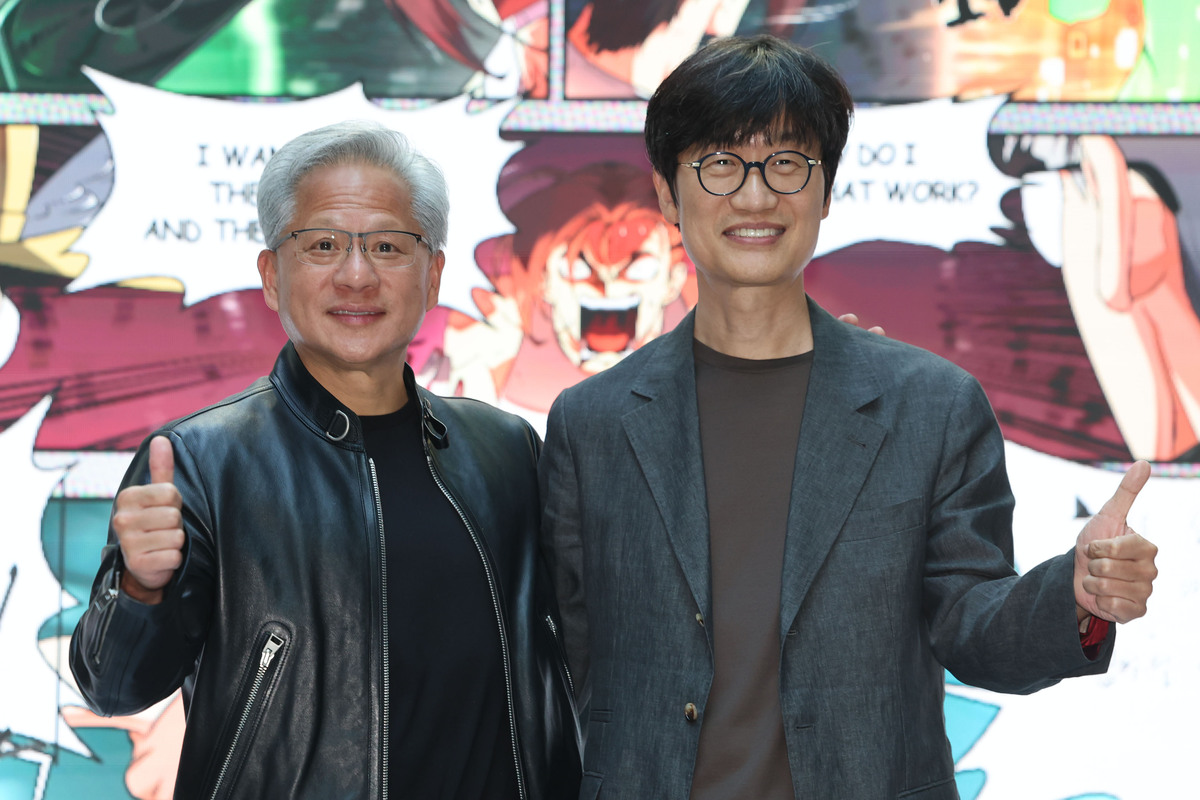 젠슨황 엔비디아 CEO(왼쪽)가 지난 8일 경기 성남 네이버1784 사옥을 방문해 이해진 네이버 의장과 웹툰에 자막을 넣은 뒤 기념촬영을 하고 있다. 뉴시스