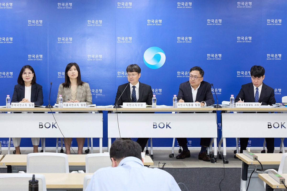 김화용 한국은행 국민소득부장(왼쪽 세번째)이 9일 오전 서울 중구 한국은행에서 열린 2026년 1분기 국민소득(잠정) 설명회에서 발언하고 있다. 한국은행 제공