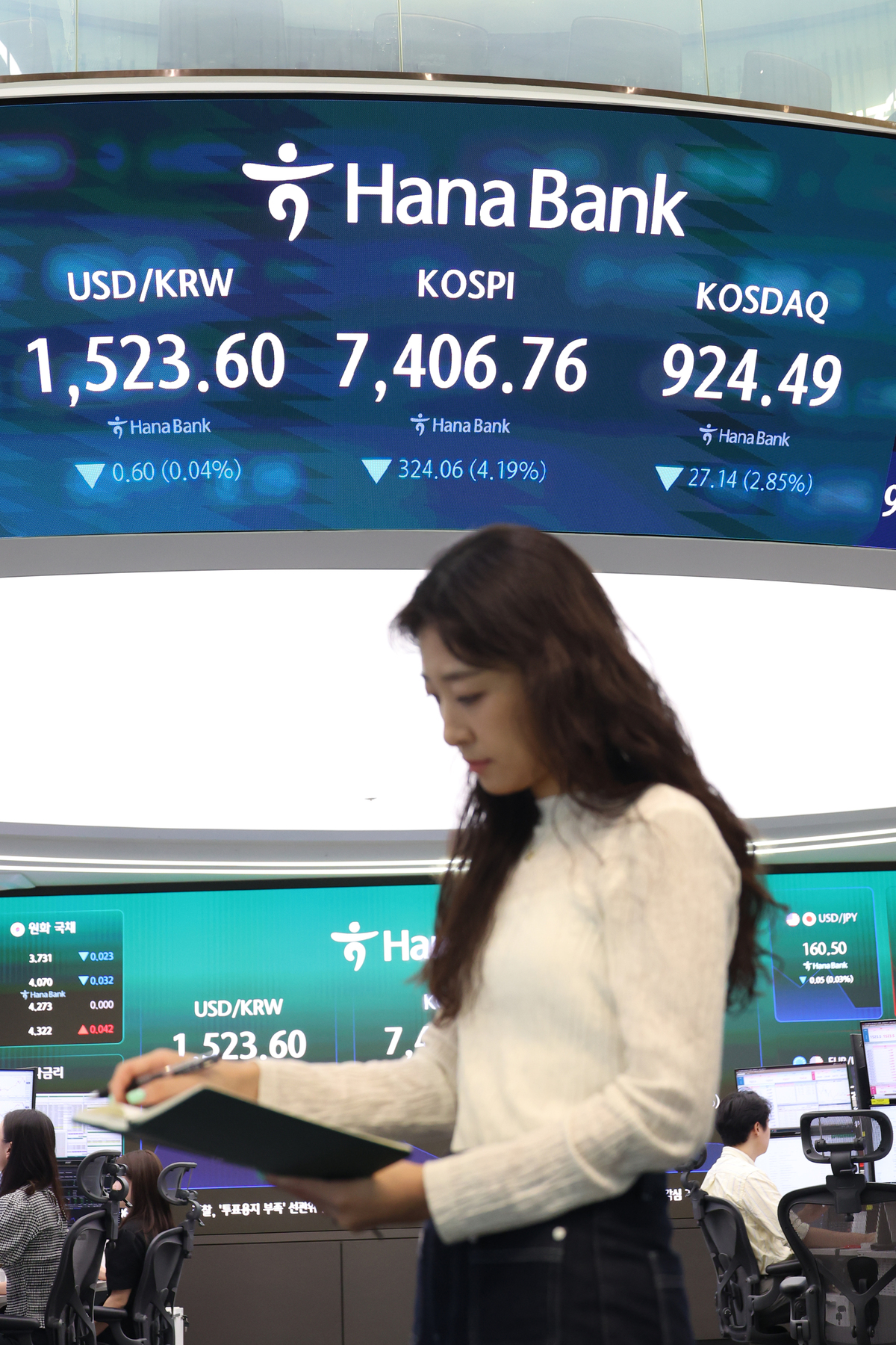 코스피가 전 거래일(7730.82)보다 221.20포인트(2.86%) 하락한 7509.62에 개장한 11일 서울 하나은행 본점 딜링룸에서 관계자가 업무를 보고 있다. 뉴시스