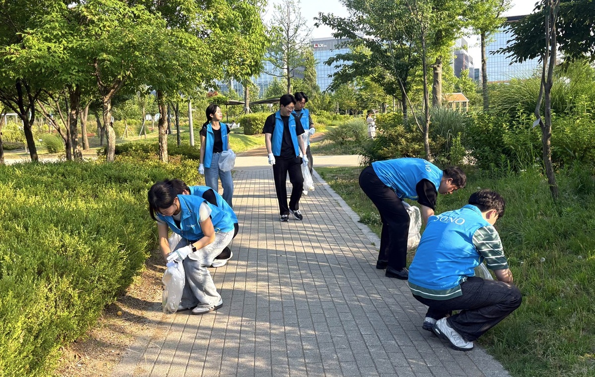 소노트리니티그룹 임직원들이 마곡 신사옥 인근에서 플로깅 활동을 하고 있다. 소노트리니티그룹 제공