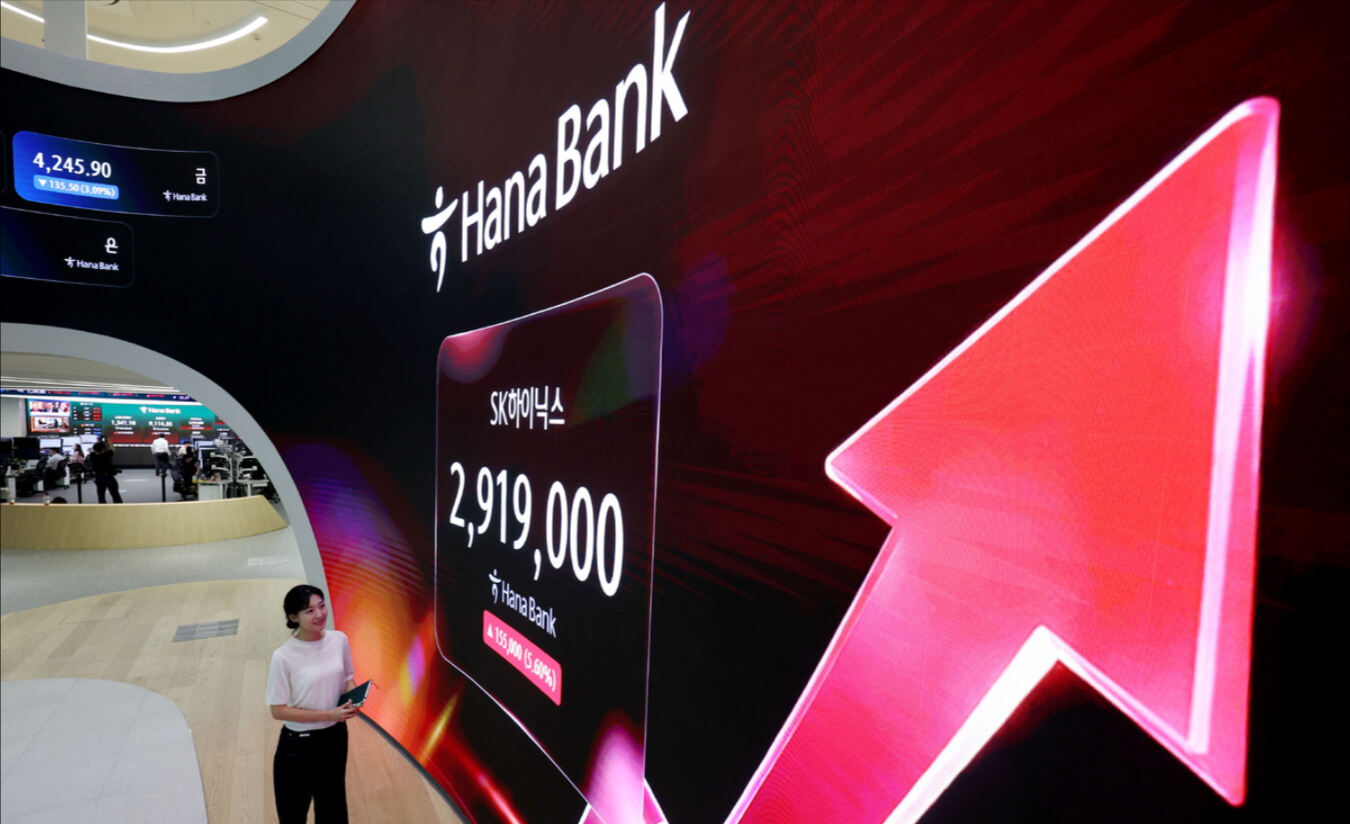 SK하이닉스가 코스피 시가총액 1위 기업으로 올라선 22일 서울 중구 하나은행 딜링룸 전광판에 주가가 표시되고 있다. 뉴시스
