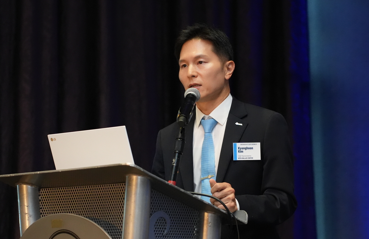 한국무역협회가 23일(화, 현지 시각) 미국 샌디에고 하드락호텔에서 개최한 ‘DISCOVER AI × LIFE SCIENCES’ 행사에서 김경훈 한국무역협회 댈러스지부장이 인사말을 하고 있다.