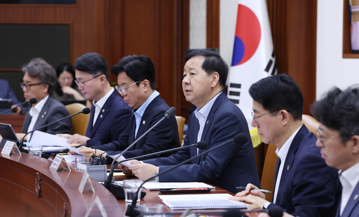 구윤철 경제부총리 겸 재정경제부 장관이 26일 오전 서울 종로구 정부서울청사에서 비상경제본부 회의 겸 경제관계장관회의 겸 민생물가 특별관리 관계장관 TF 회의에서 발언하고 있다. 뉴시스