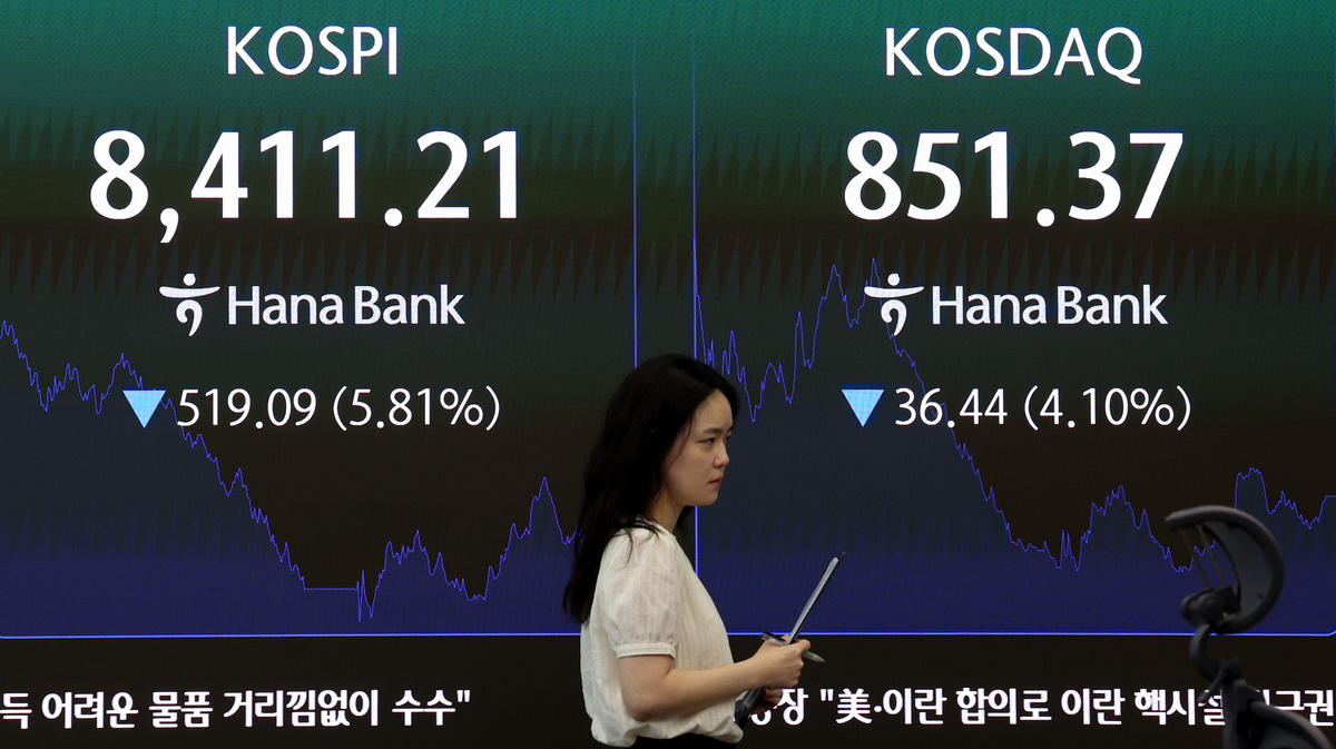 26일 오후 서울 중구 하나은행 딜링룸 전광판에 코스피 지수가 표시되고 있다. 코스피는 전 거래일(8930.30)보다 519.09포인트(5.81%) 하락한 8411.21에 마감했으며 코스닥 지수는 전 거래일(887.81)보다 36.44포인트(4.10%) 내린 851.37에 거래를 마쳤다. 뉴시스