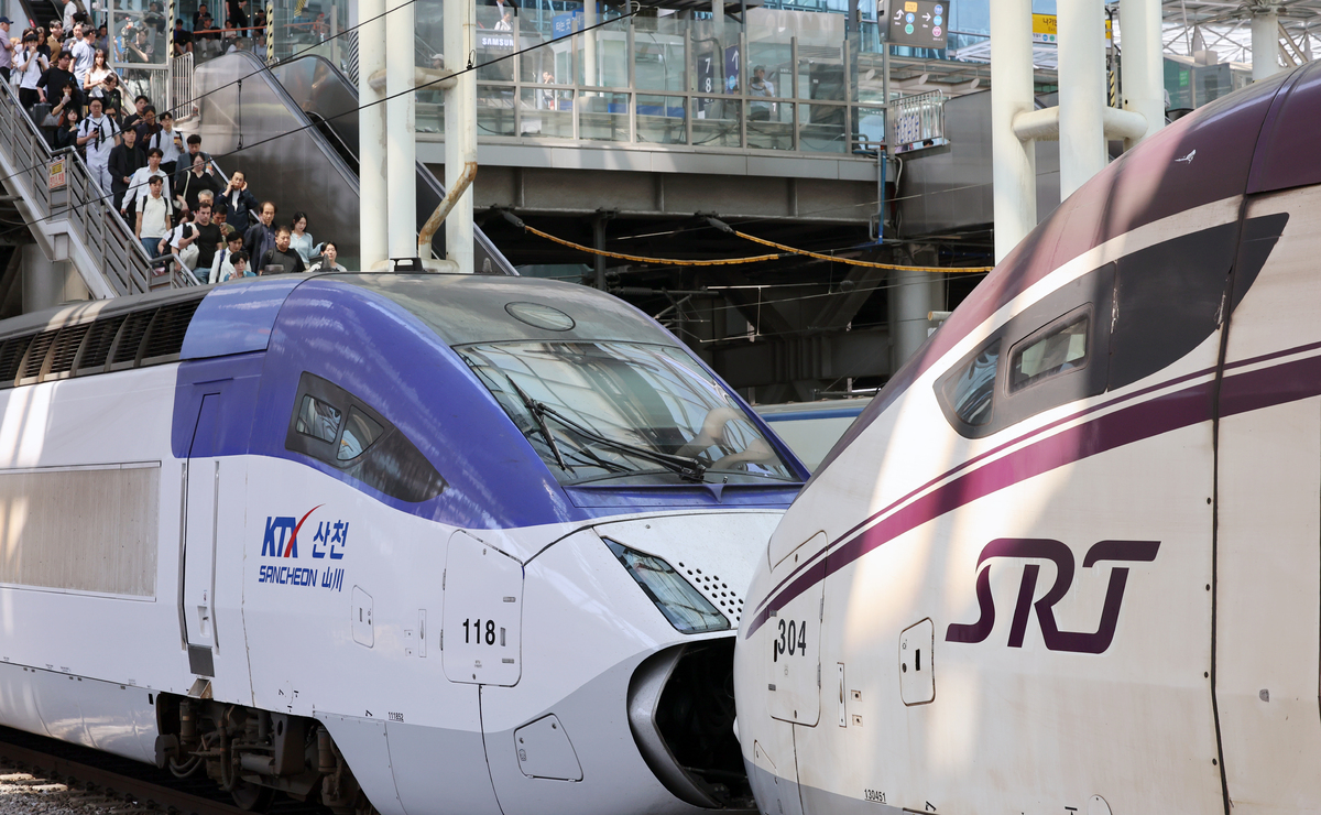 지난달 서울 중구 서울역 승강장에 KTX 열차와 SRT 열차를 하나로 연결한 '시범 중련열차'가 정차해 있다. 뉴시스