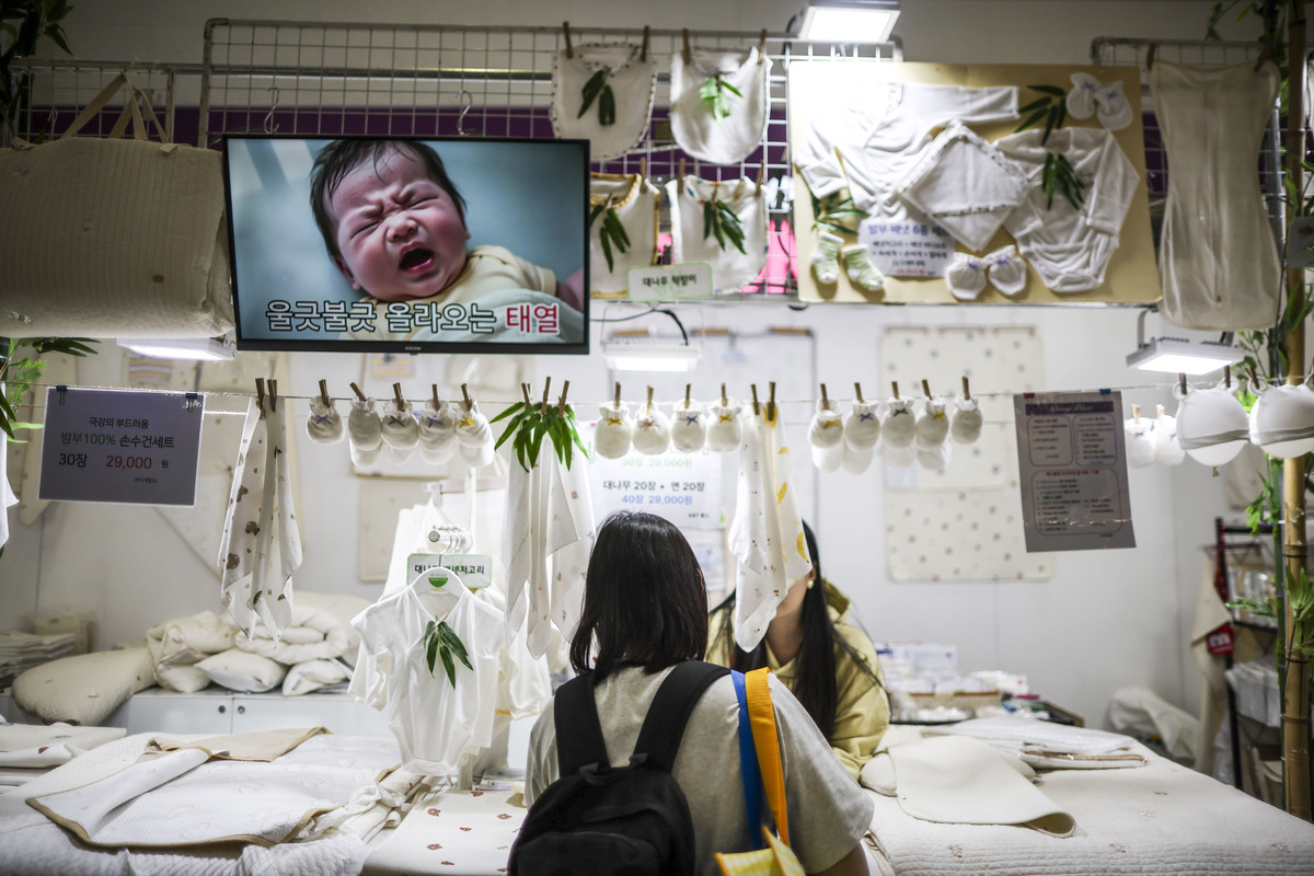 지난 4월 서울 강남구 코에스에서 열린 코베 베이비페어를 찾은 관객들이 육아용품을 살펴보고 있다.뉴시스