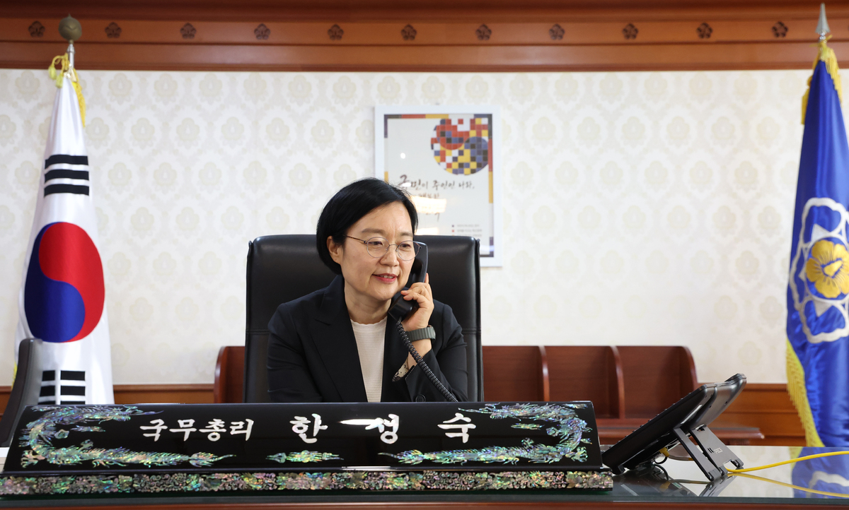 한성숙 국무총리가 1일 오전 서울 종로구 정부서울청사 집무실에서 첫 업무를 시작하고 있다. 뉴시스