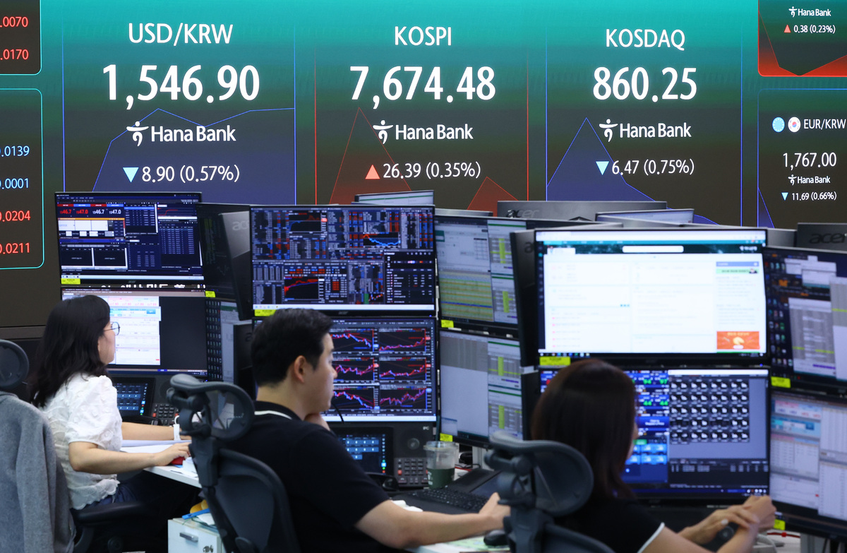 코스피는 전 거래일(7648.09)보다 91.66포인트(1.20%) 상승한 7739.75에 개장한 3일 오전 서울 중구 하나은행 딜링룸에 지수가 표시돼 있다. 코스닥 지수는 전 거래일(866.72)보다 8.46포인트(0.98%) 오른 875.18에 거래를 시작했다. 뉴시스